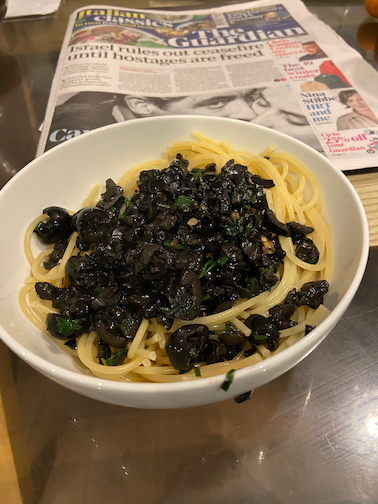 Spaghetti or Vermicelli with Garlic and Olives