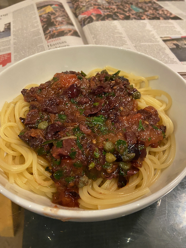 Spaghetti or Vermicelli with Tomato Sauce and Olives