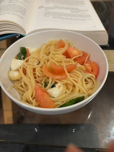 Spaghetti with Mozzarella and Fresh Tomatoes